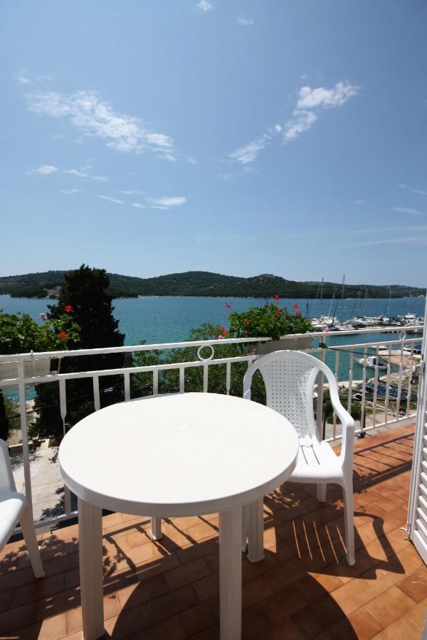Apartments By The Sea Tisno, Murter - 5141 Dış mekan fotoğraf